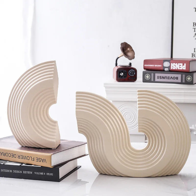 Figure serre livre blanche en forme de S