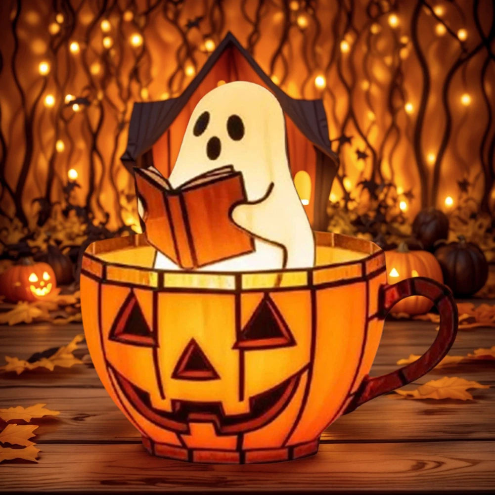 Fantome qui lit un livre dans une tasse en forme de citrouilles