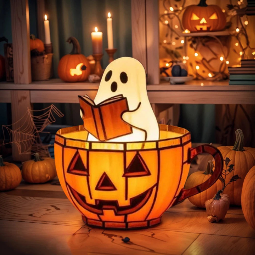 lampe de lecture fantome dans une tasse de thé en citrouille lisant son livre