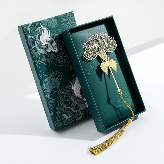 Marque page à offrir en forme de rose doré dans son coffret