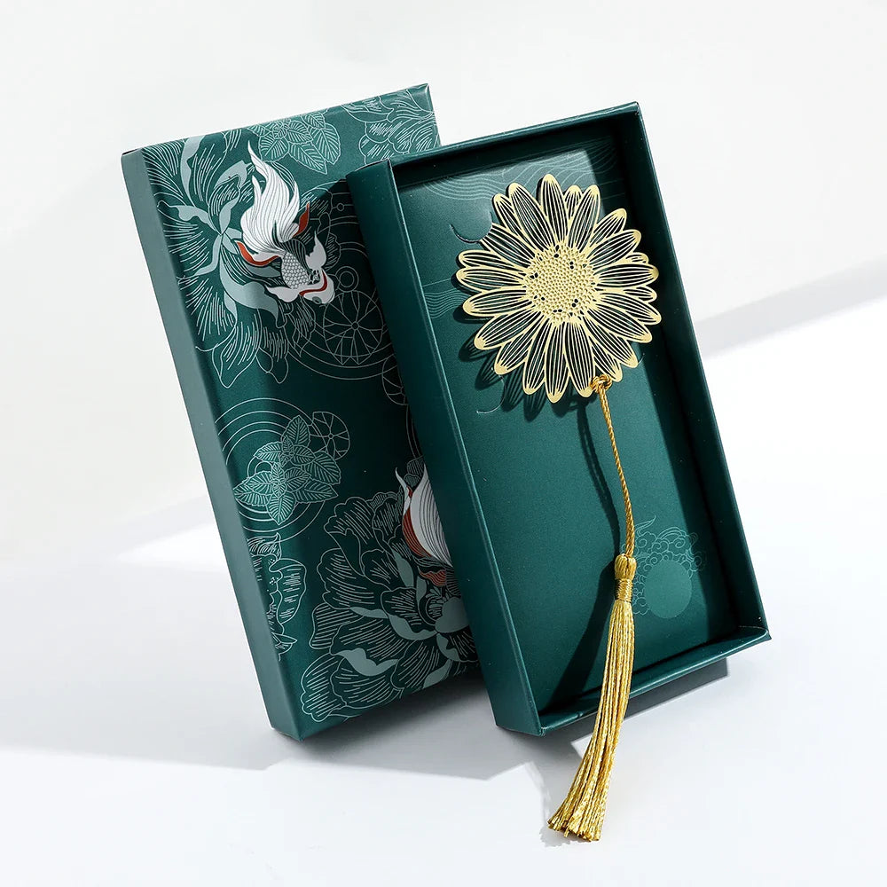 Marque page précieux doré en forme de fleur dans son coffret