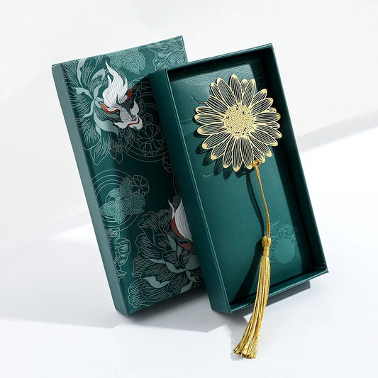 Marque page précieux doré en forme de fleur dans son coffret