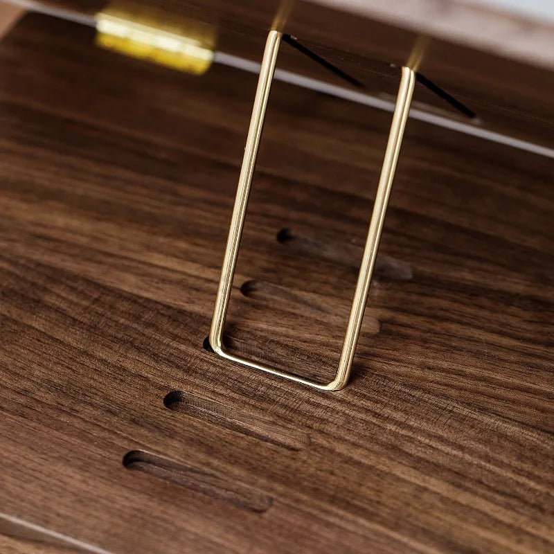 Porte-livre en bois sur un bureau