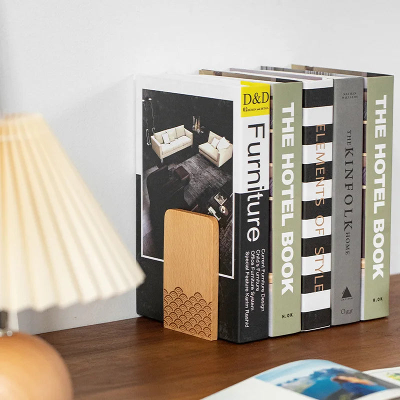 Serre-livre en bois sculpté décoratif