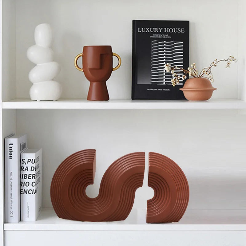 serre livre en forme de S au design moderne et élégant